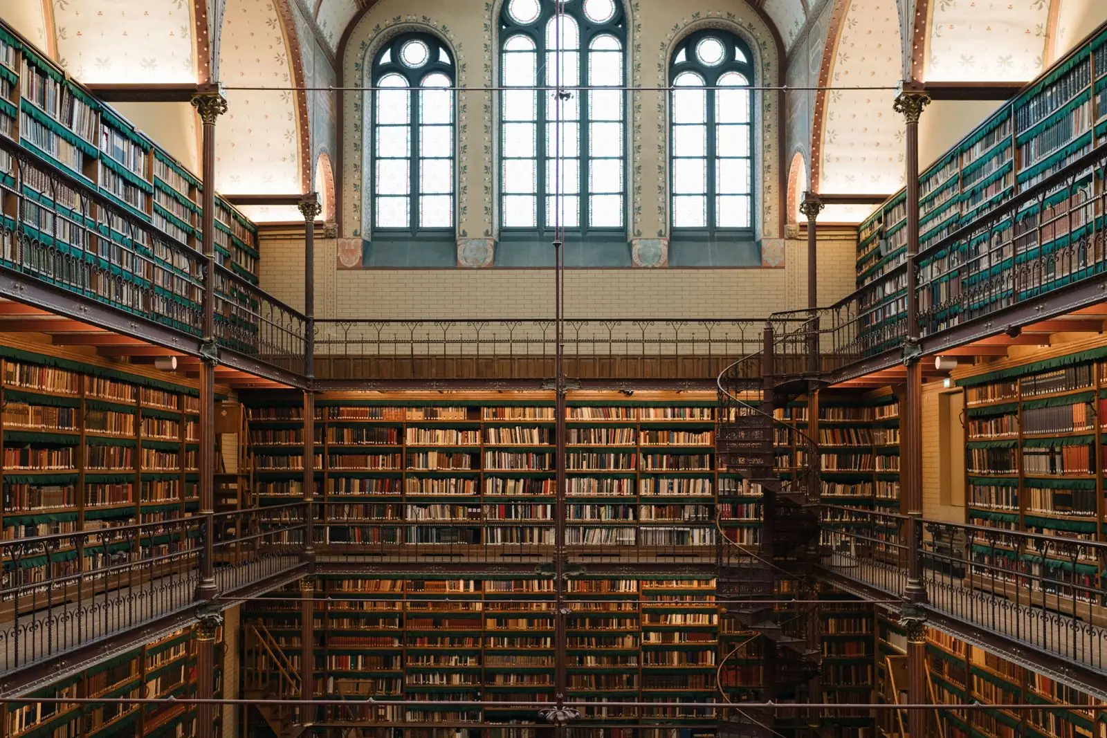 Högt bibliotek med bokhyllor i flera våningar