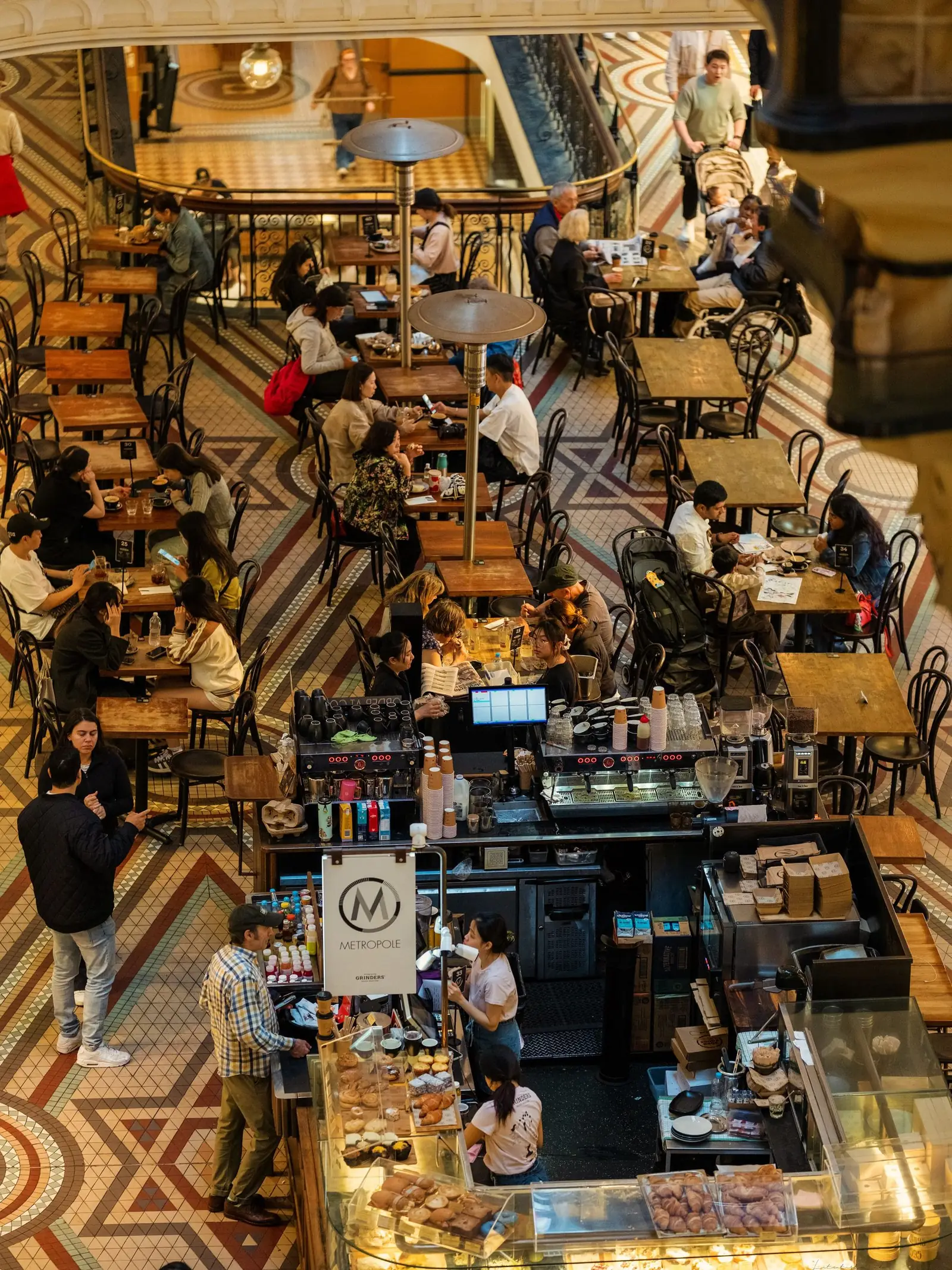 Full verksamhet i en saluhall sedd uppifrån