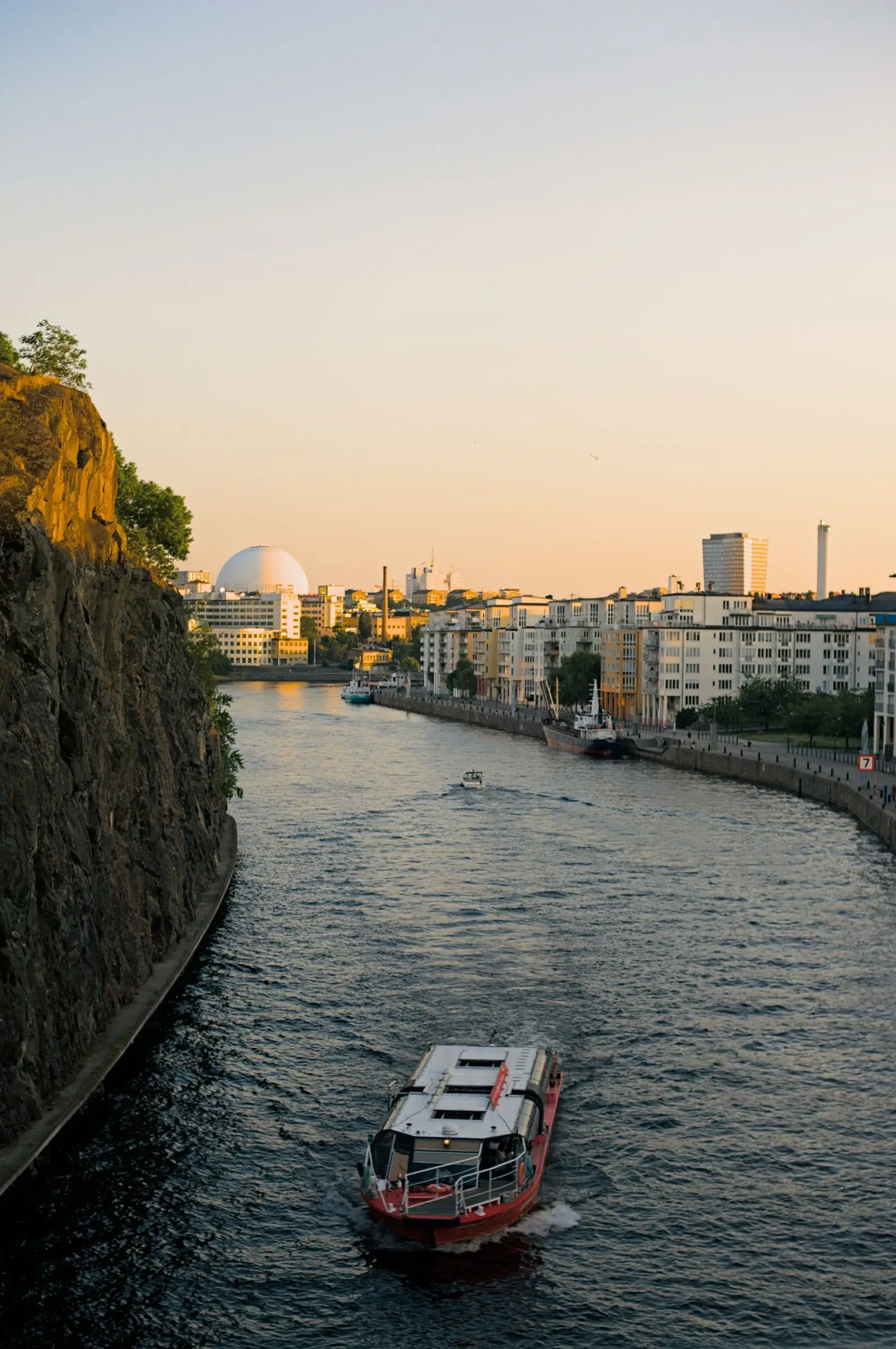 Kanal genom staden i kvällsljus