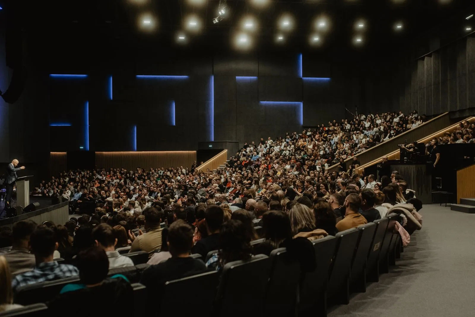 Fullsatt hörsal under en föreläsning
